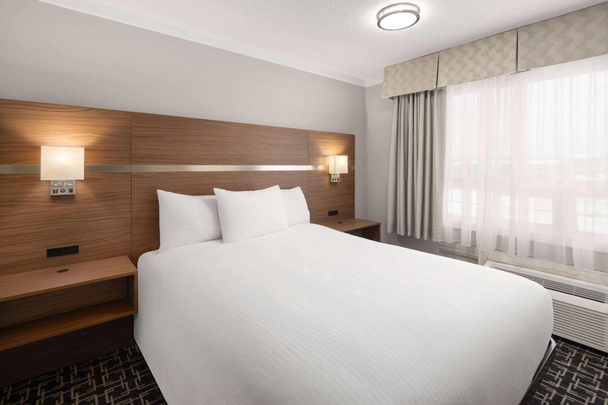 Baymont By Wyndham Edson Hotel Exterior photo