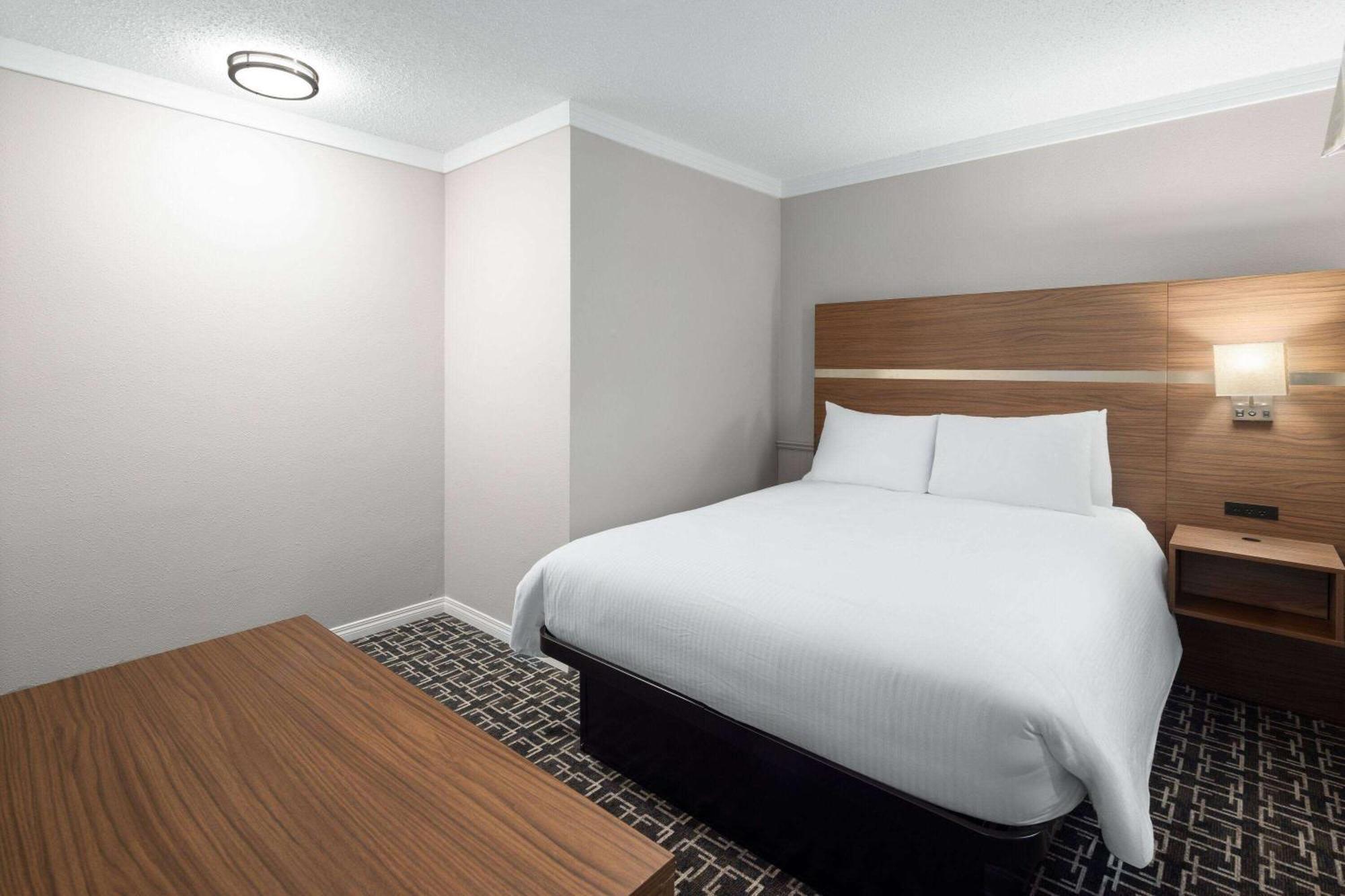 Baymont By Wyndham Edson Hotel Exterior photo
