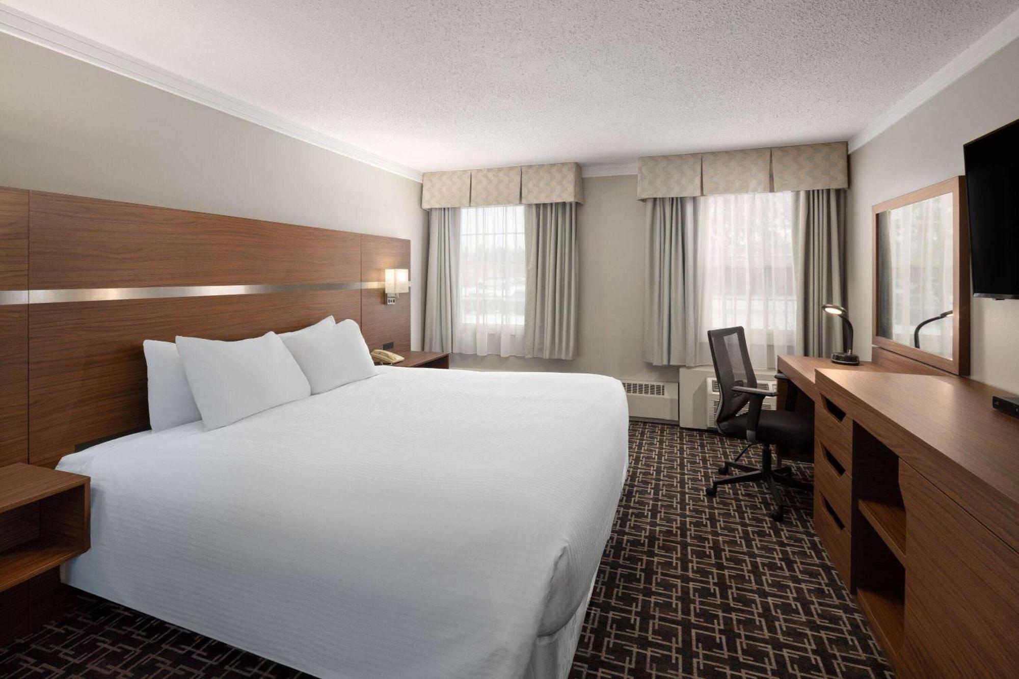 Baymont By Wyndham Edson Hotel Exterior photo